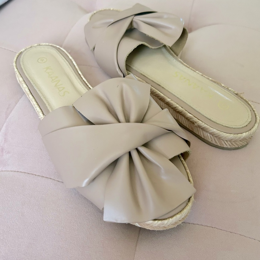Kaanas Leather Slides